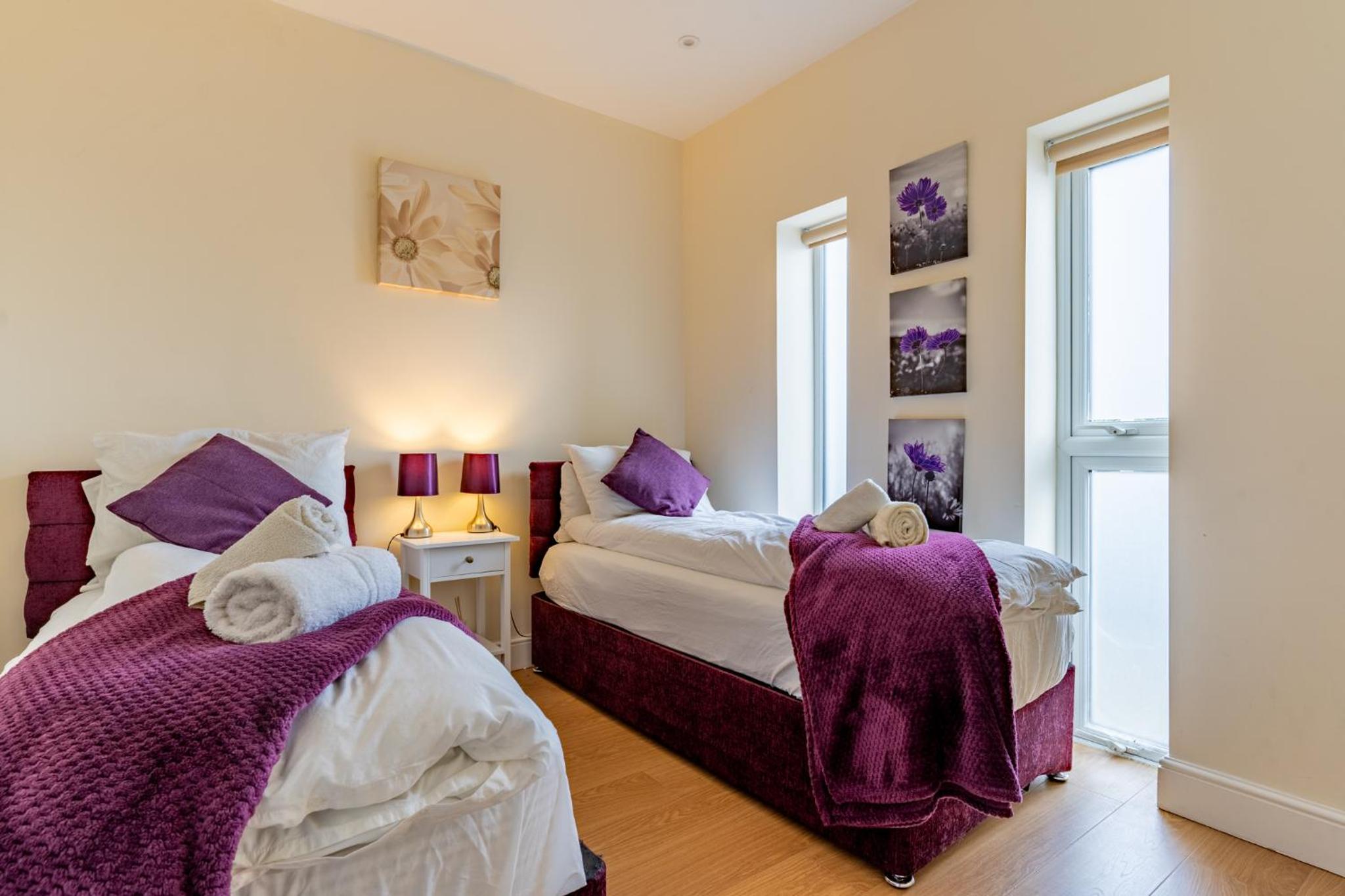 Modern & Classy 2 bedroom flat, Free Parking view 3