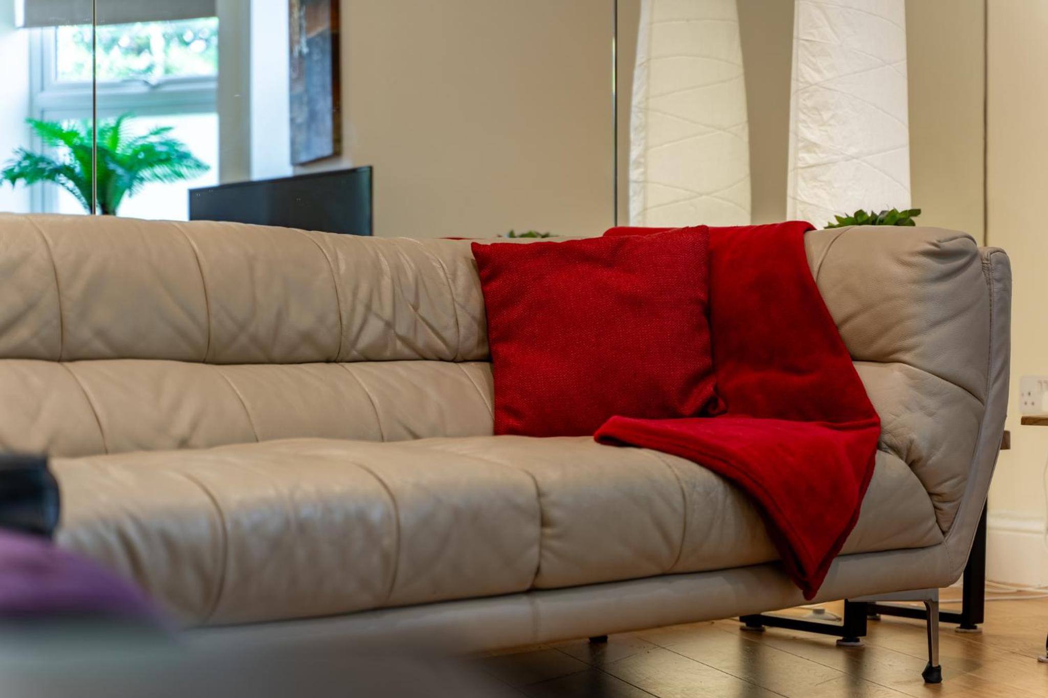 Modern & Classy 2 bedroom flat, Free Parking view 2
