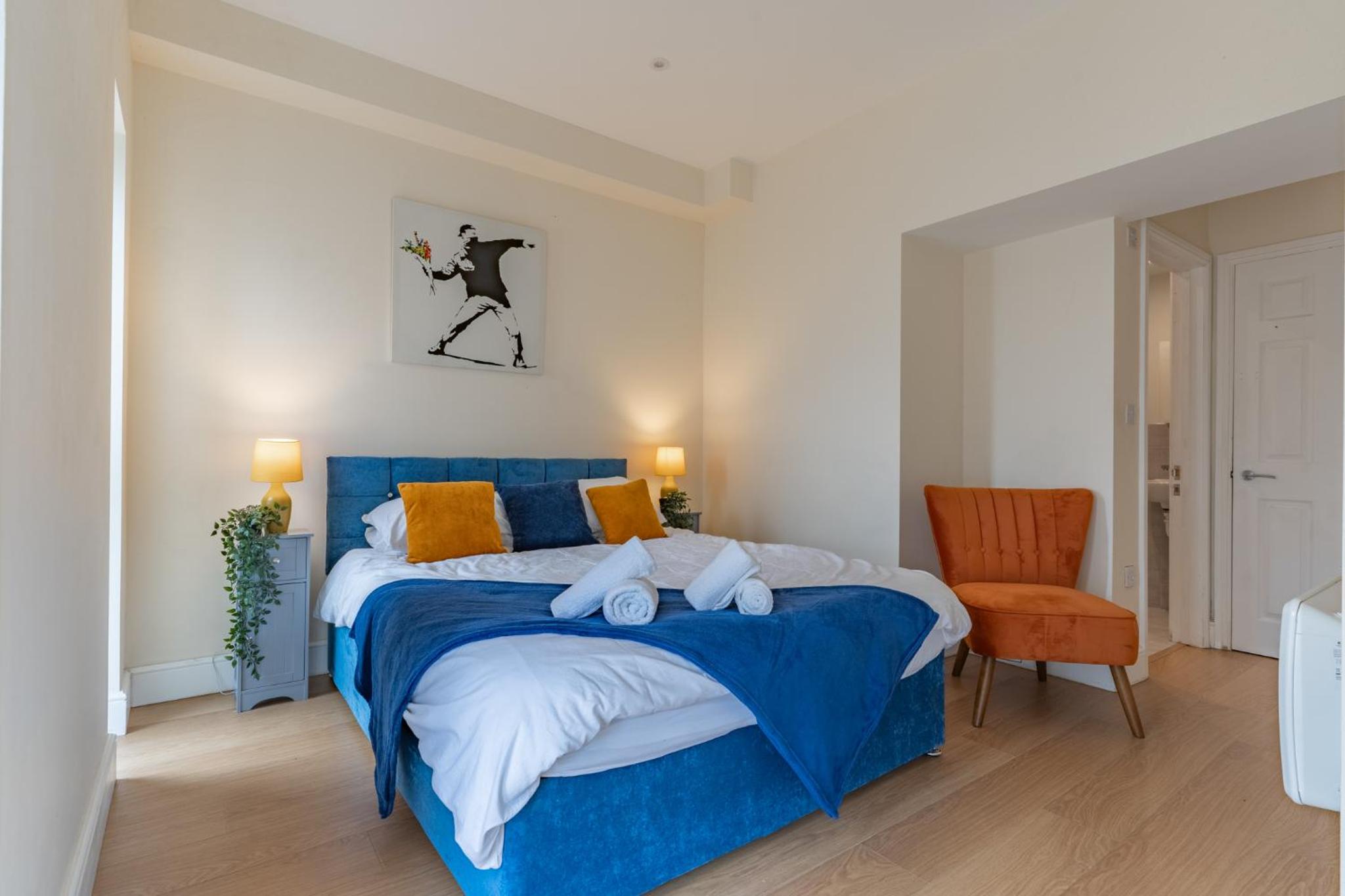 Modern & Classy 2 bedroom flat, Free Parking view 4