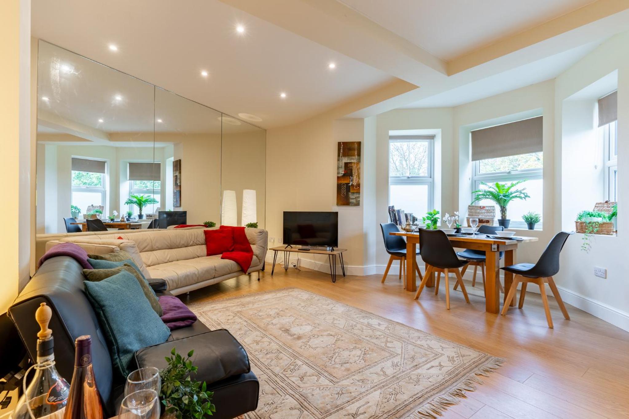 Modern & Classy 2 bedroom flat, Free Parking view 5
