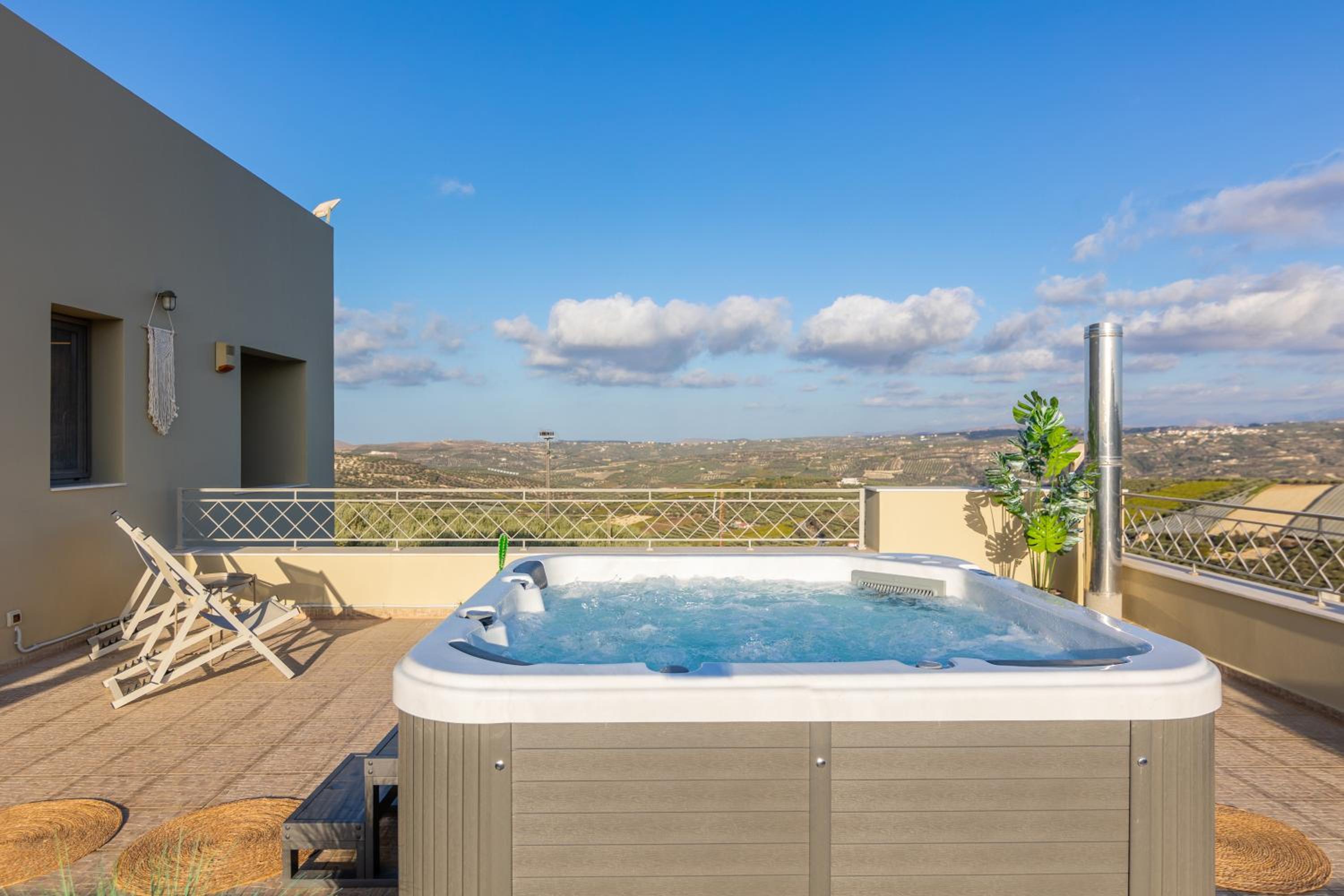 Villa Luna, 5 bedrooms, Private Pool, Hot Tub, Garden