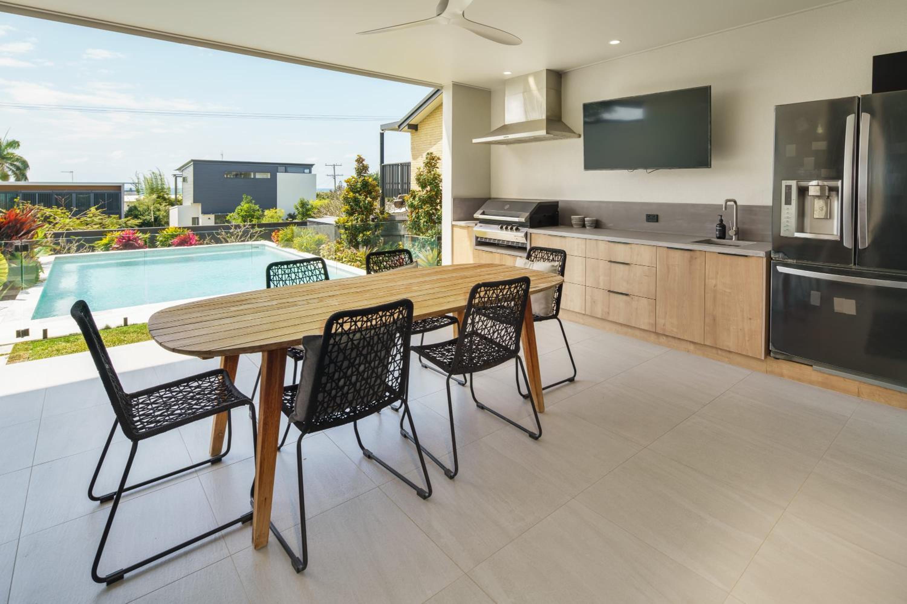 Moffat Beach Modern Oasis with Pool