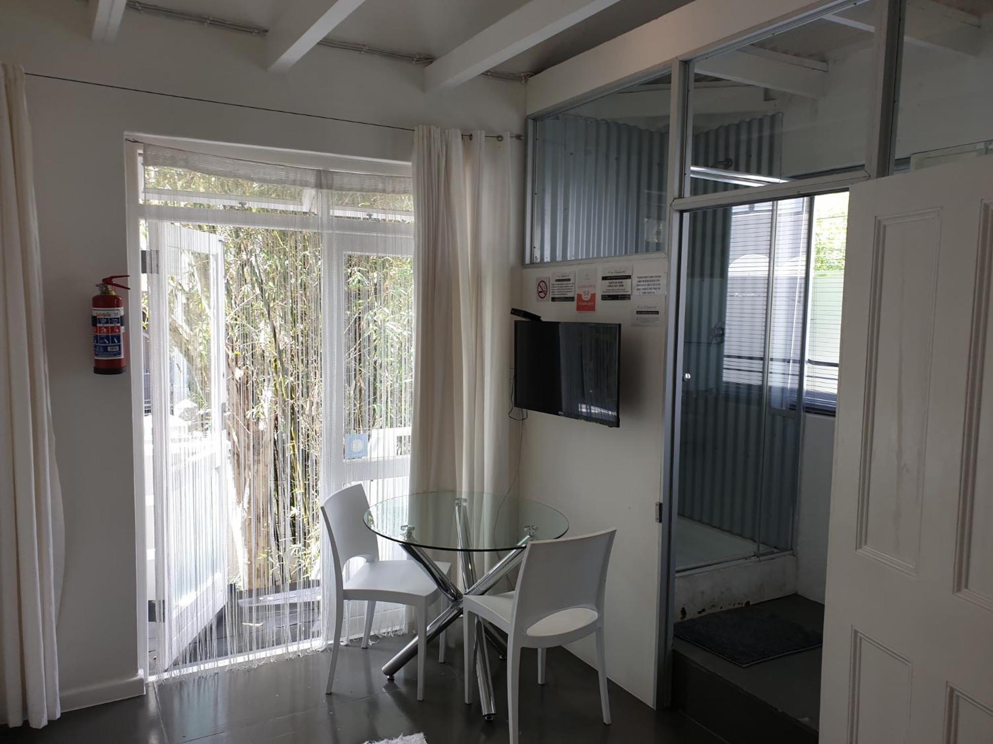 4 on Highworth Apartments and Studios