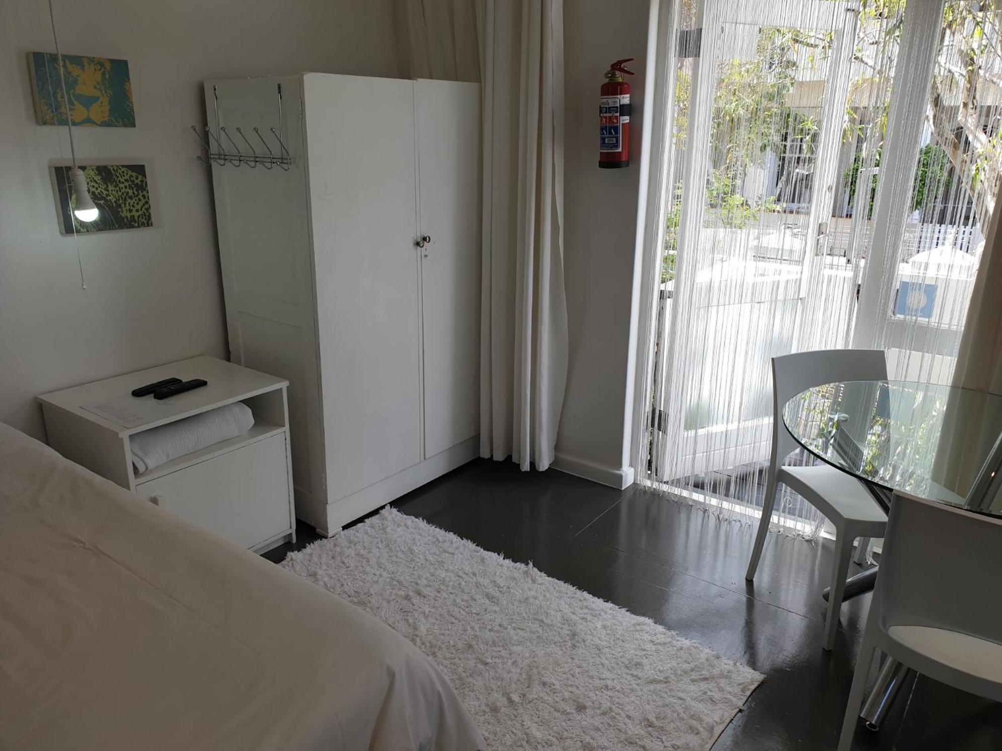 4 on Highworth Apartments and Studios