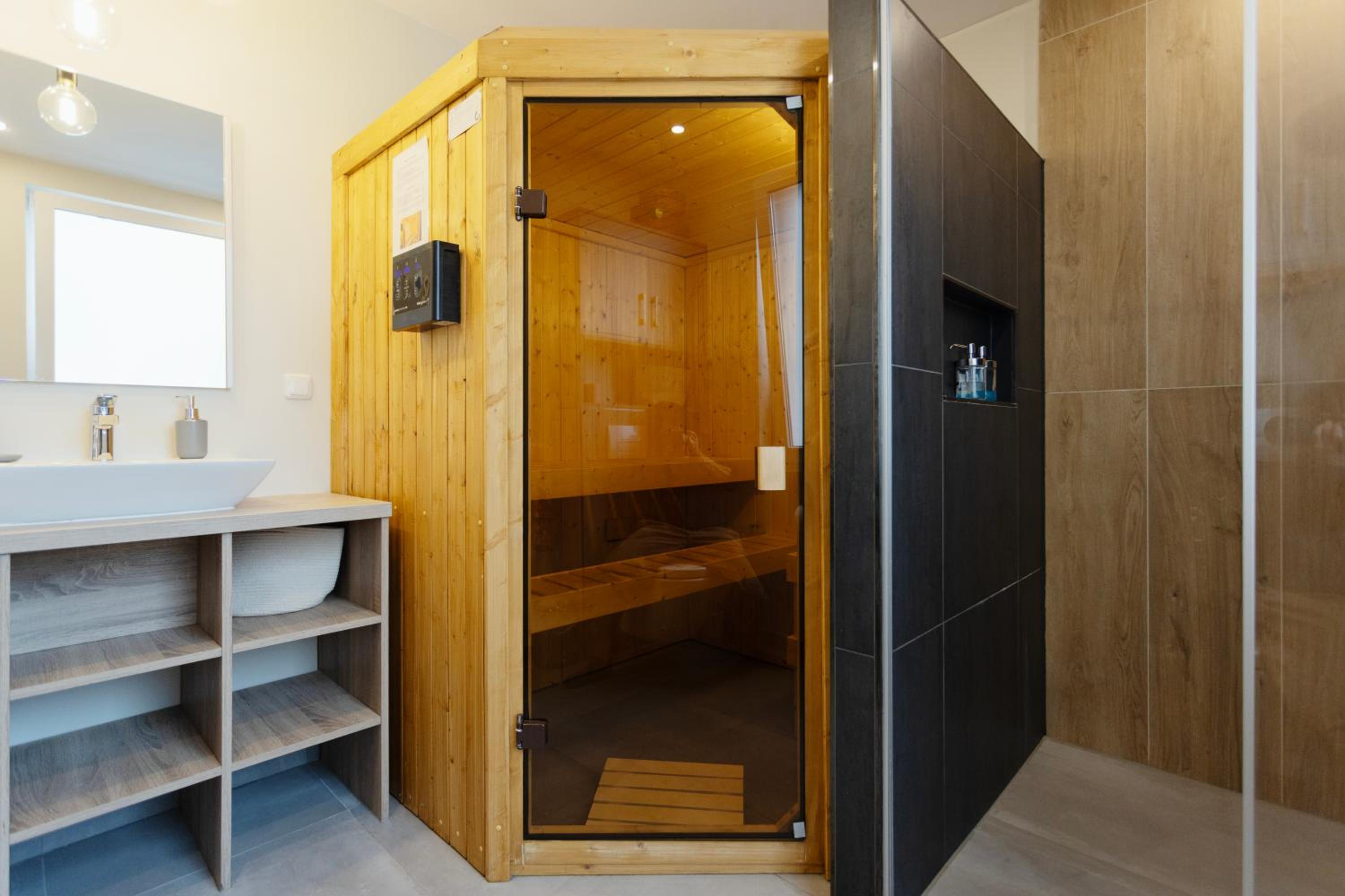 Huge apartment with Sauna and free parking