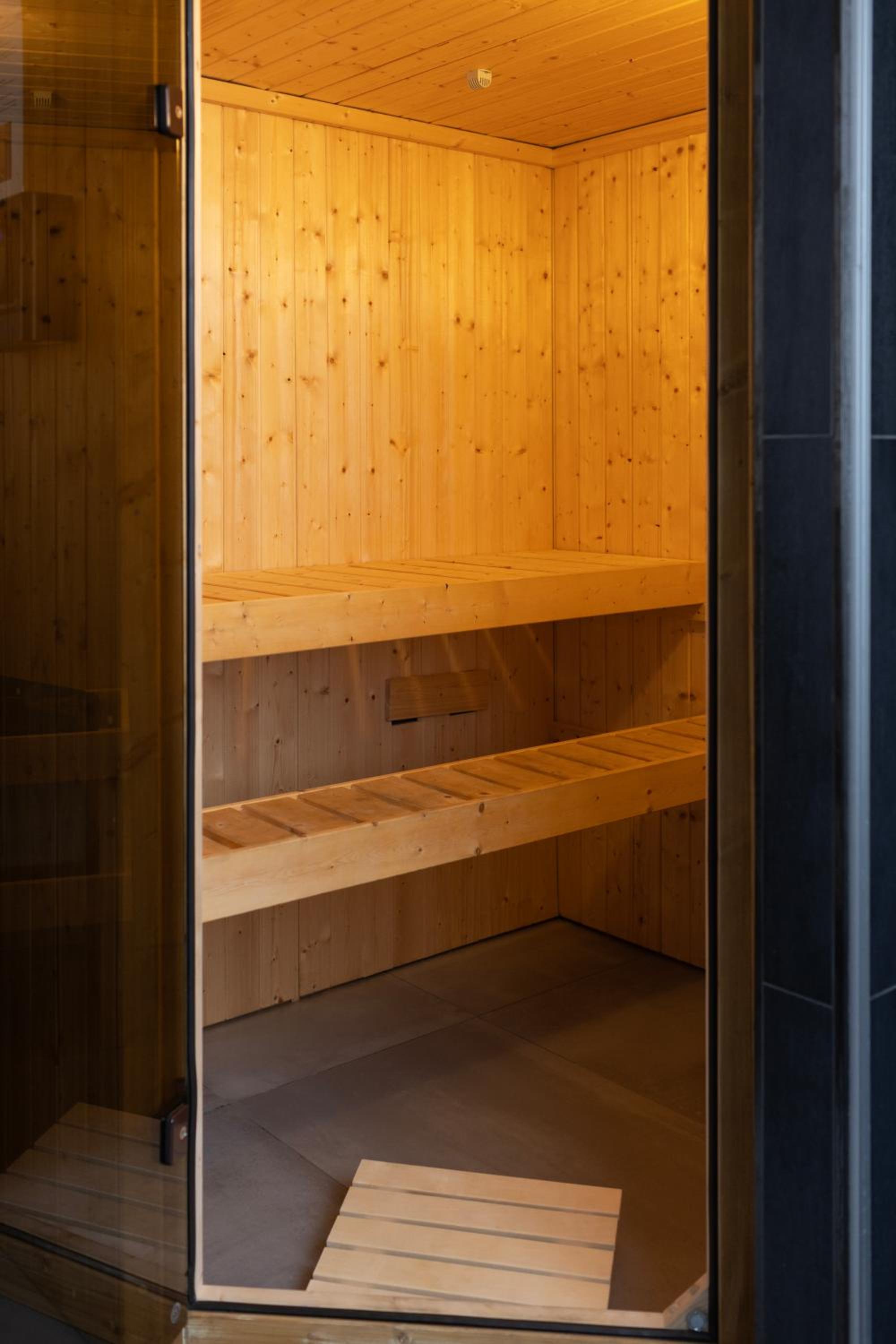Huge apartment with Sauna and free parking