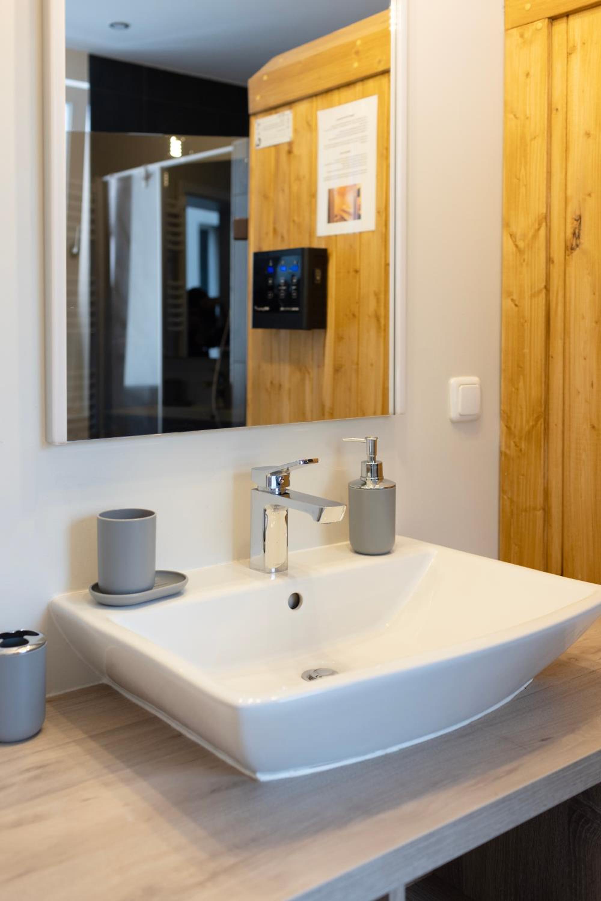 Huge apartment with Sauna and free parking