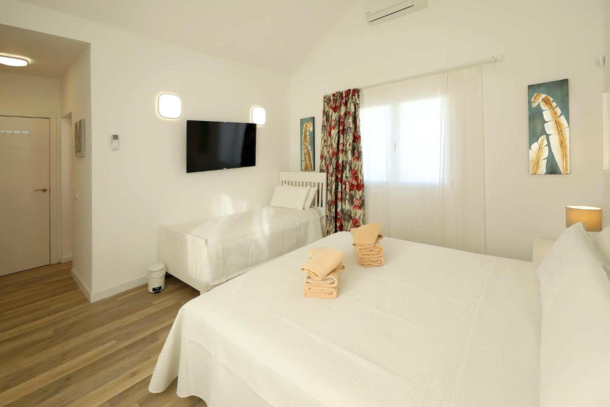 Luxury Puerto del Carmen Villa - 5 Bedrooms - Villa Kalina - Pool Table - Newly Refurbished view 2