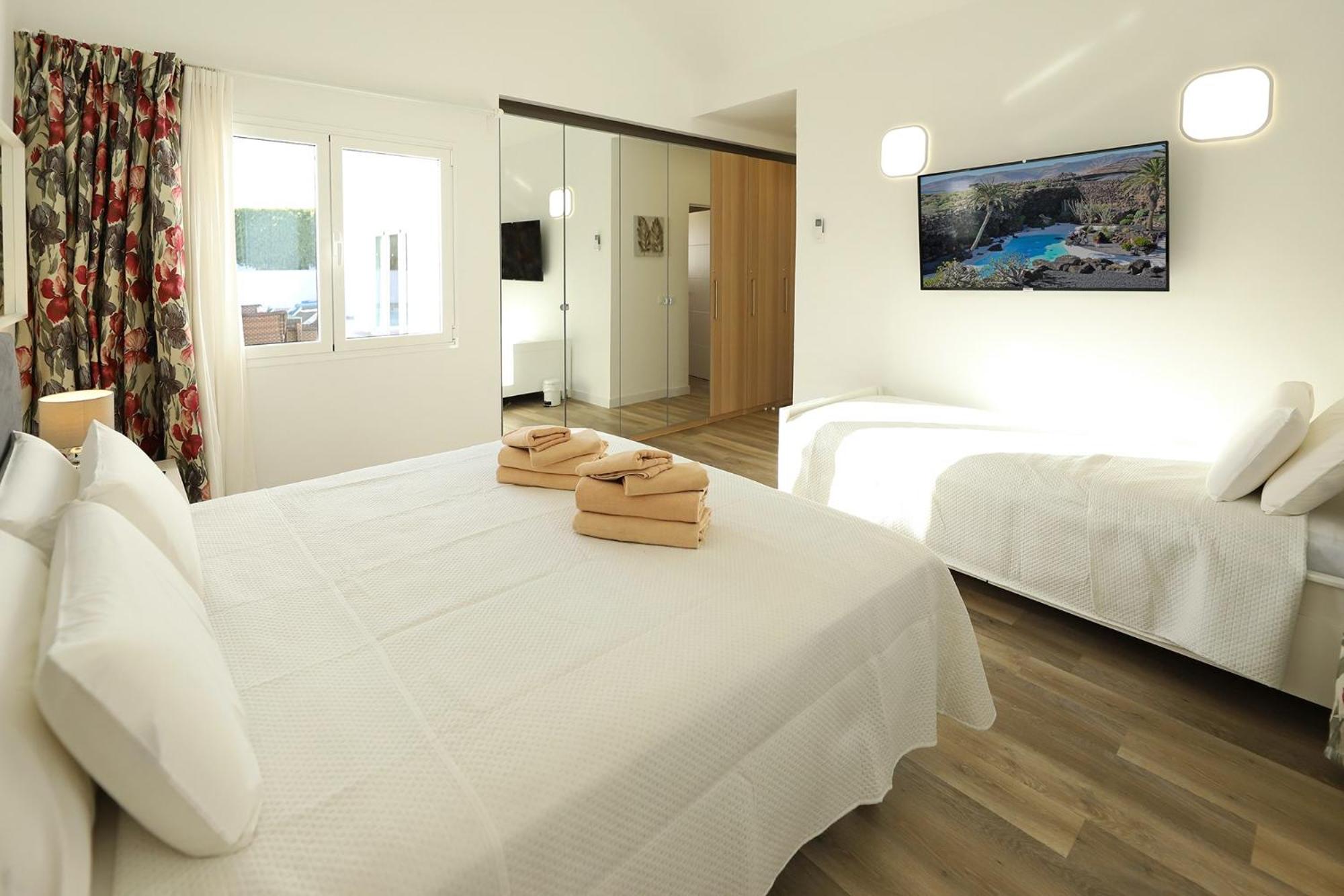 Luxury Puerto del Carmen Villa - 5 Bedrooms - Villa Kalina - Pool Table - Newly Refurbished view 3