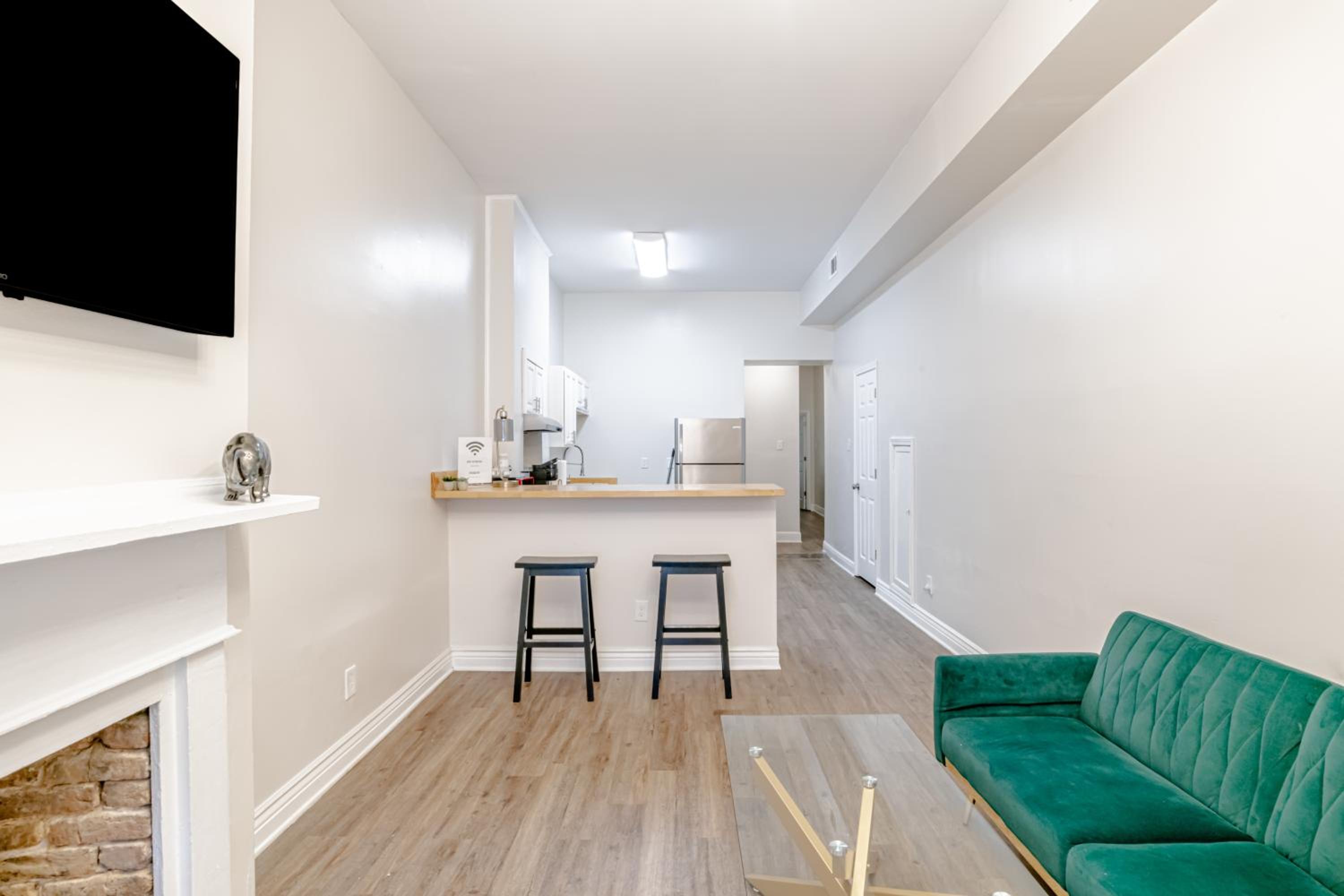 Newly Renovated Downtown Apartment in the Historic District, Quiet Street! view 2