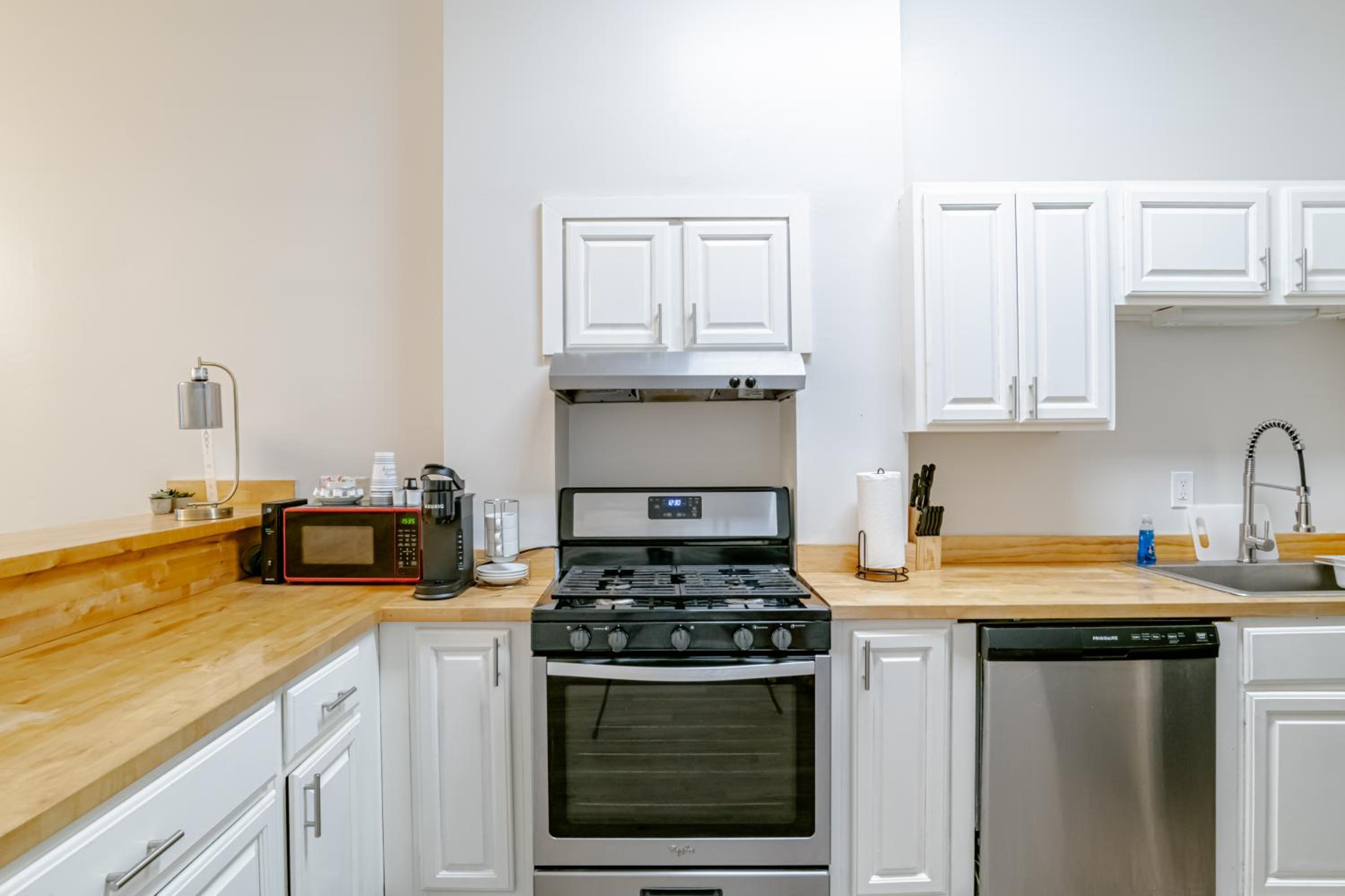 Newly Renovated Downtown Apartment in the Historic District, Quiet Street! view 3