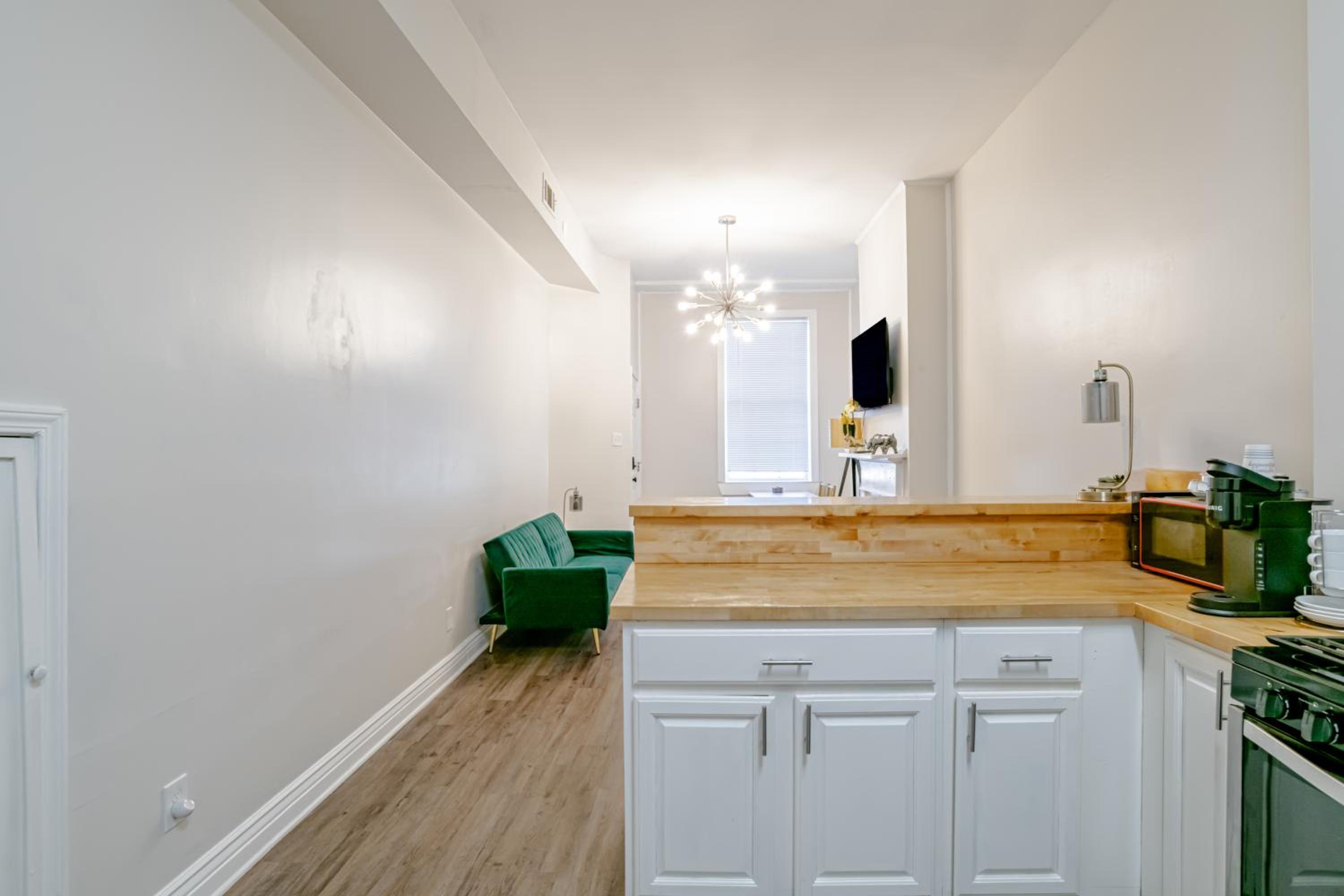 Newly Renovated Downtown Apartment in the Historic District, Quiet Street! view 5