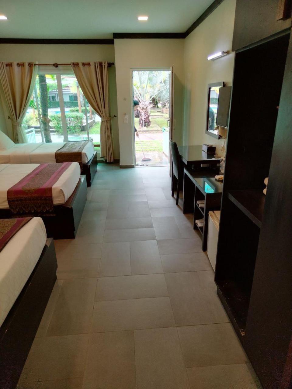 Twin Palms Resort