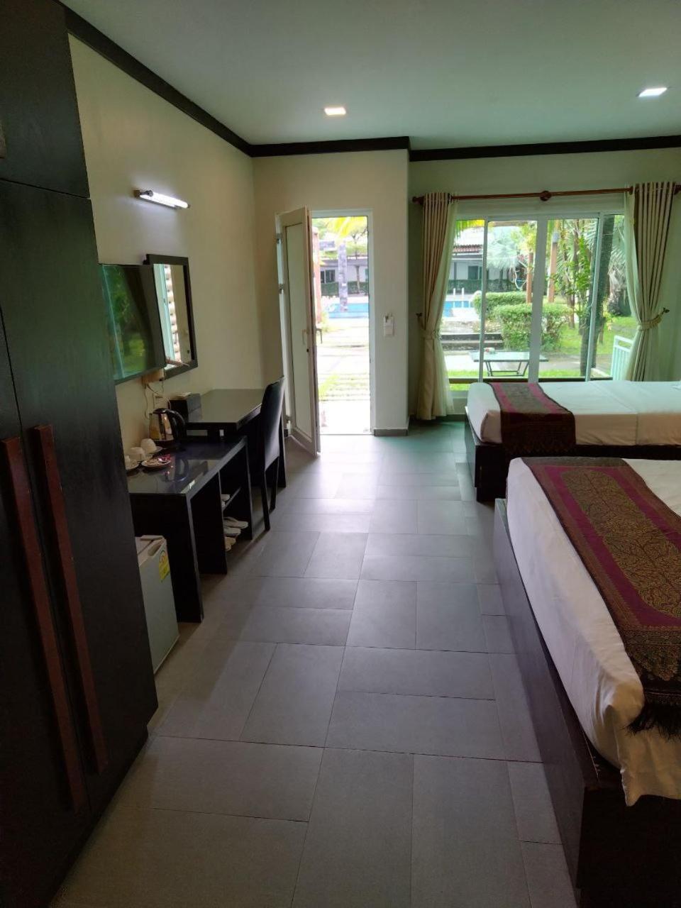 Twin Palms Resort