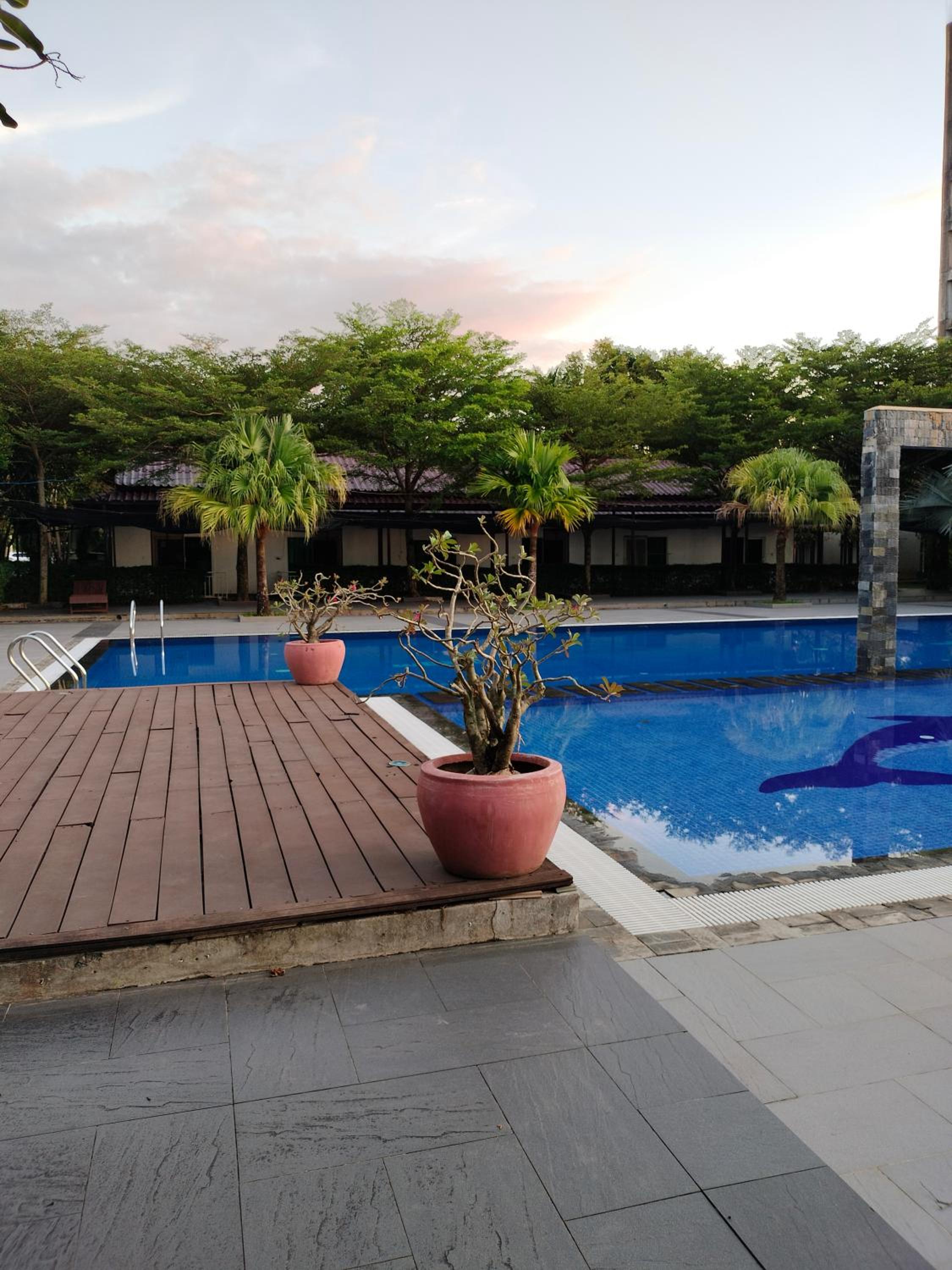 Twin Palms Resort