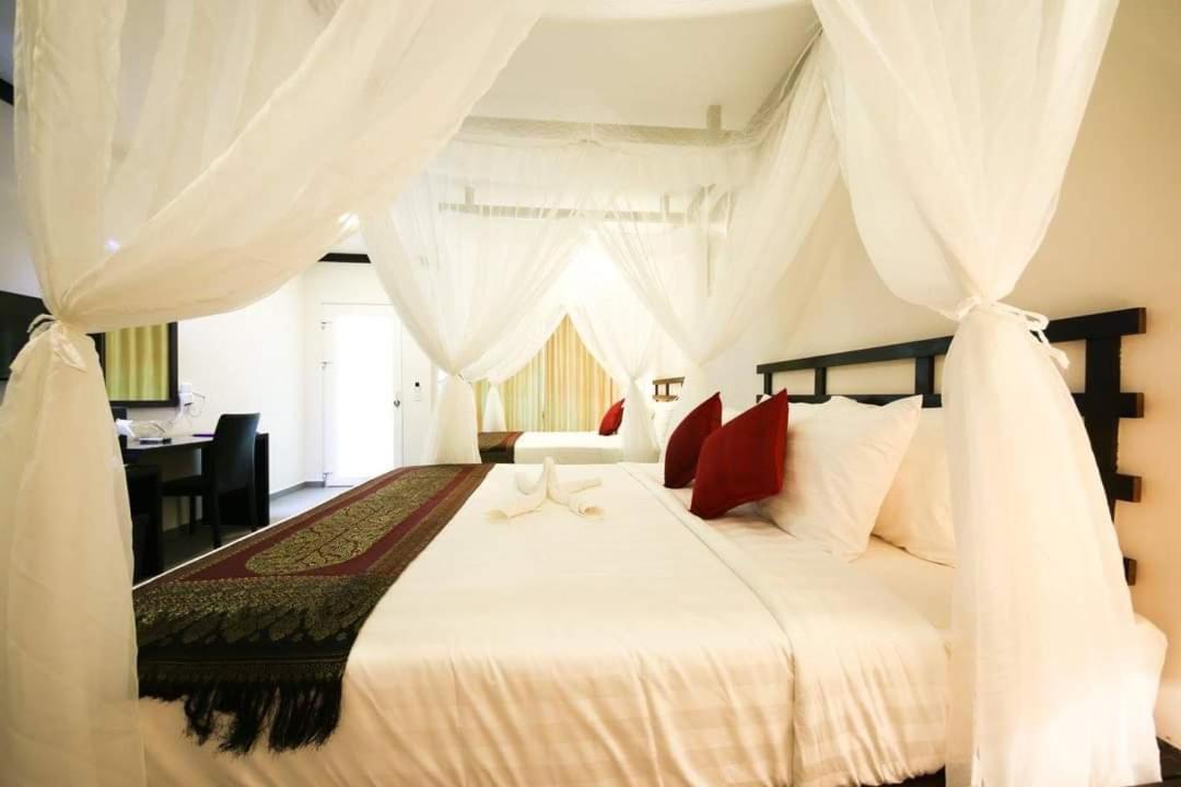 Twin Palms Resort