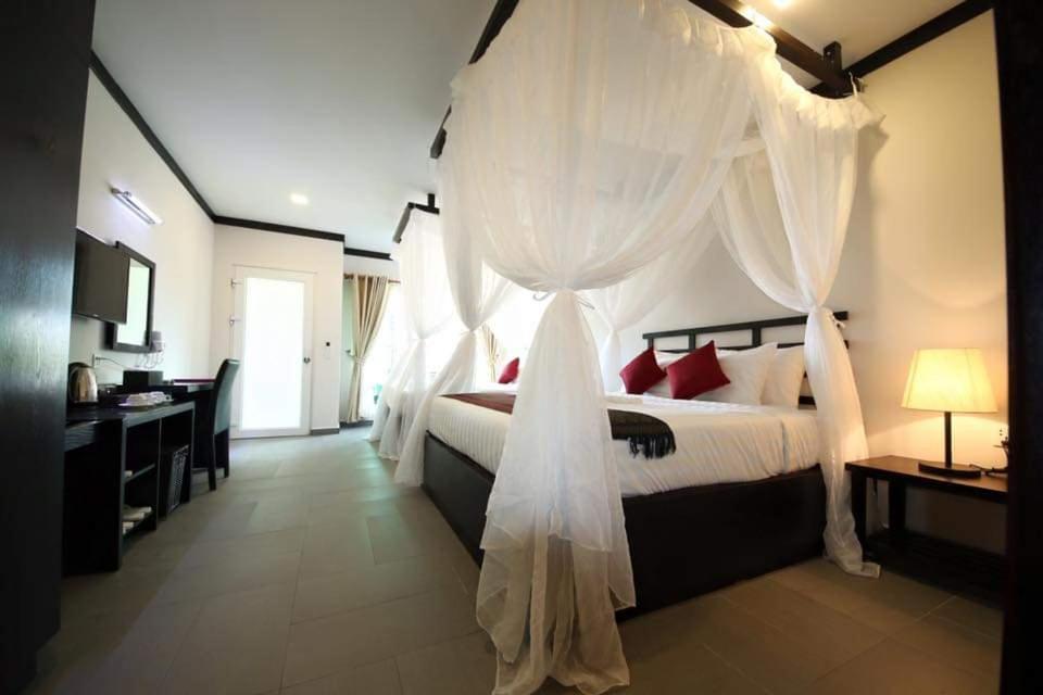 Twin Palms Resort