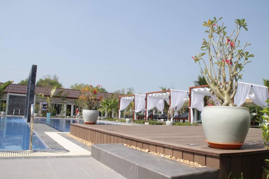 Twin Palms Resort