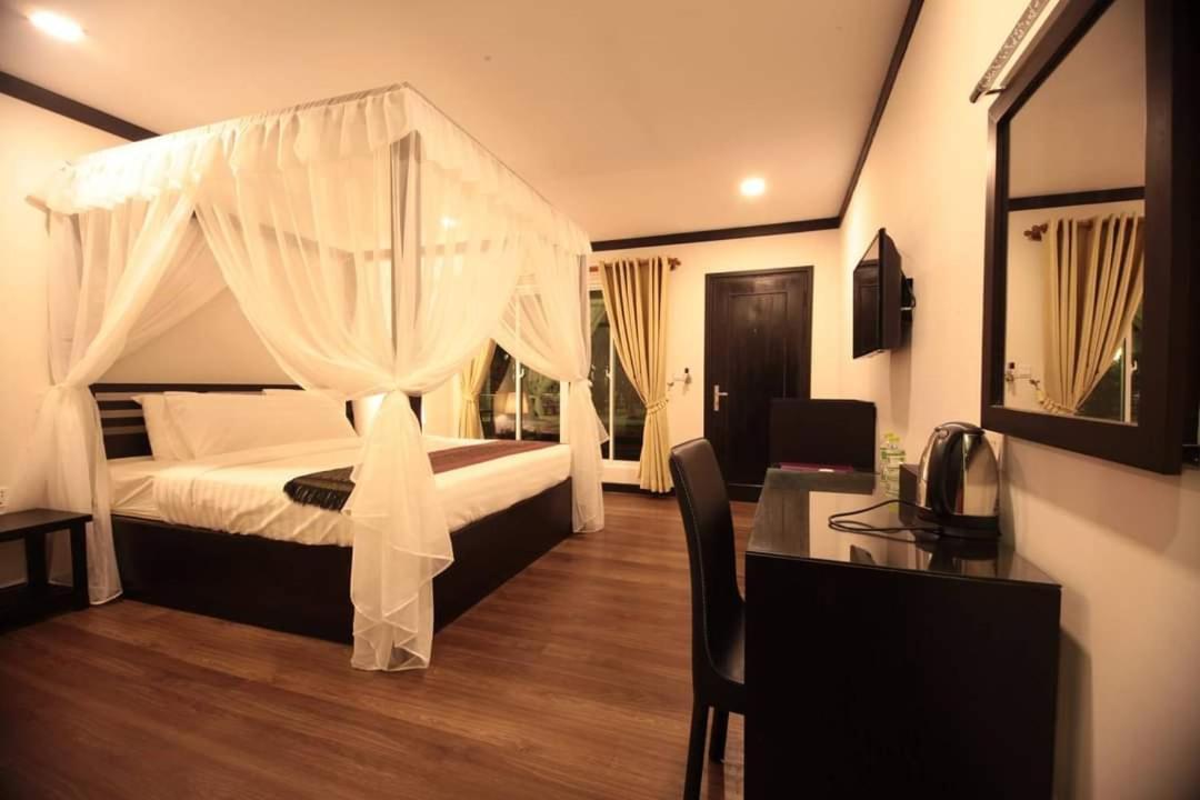 Twin Palms Resort