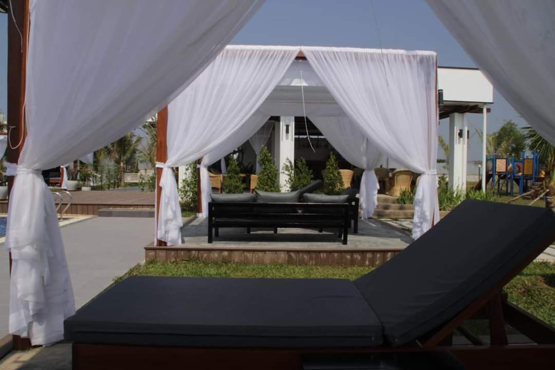 Twin Palms Resort