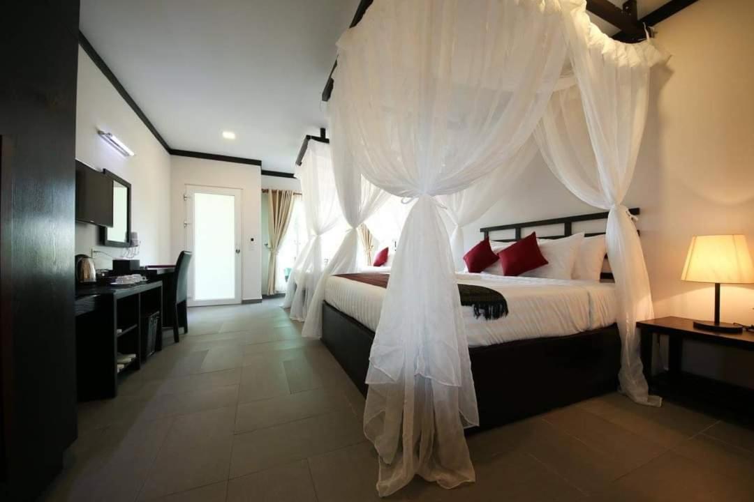 Twin Palms Resort