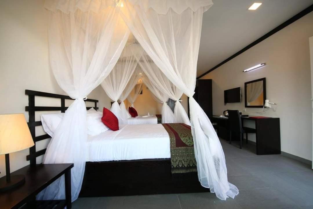 Twin Palms Resort