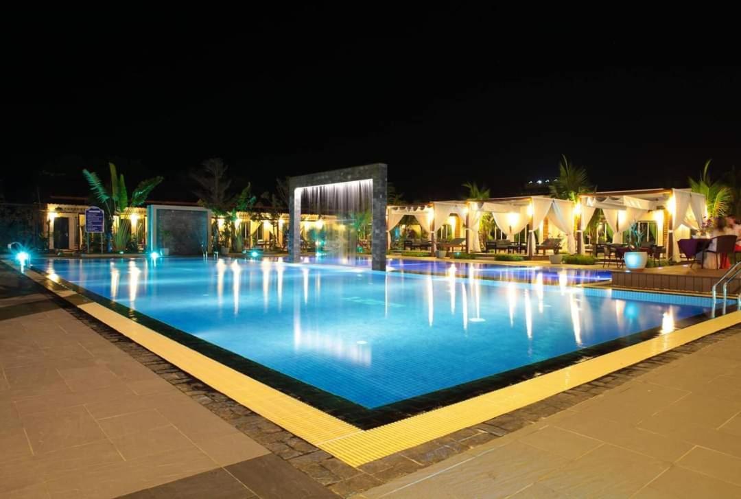 Twin Palms Resort