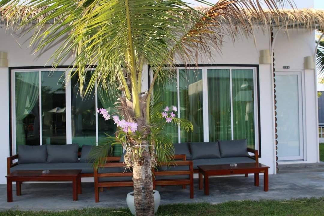 Twin Palms Resort