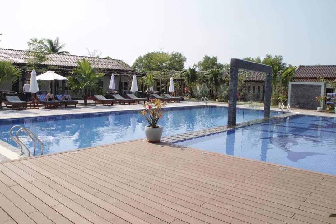 Twin Palms Resort