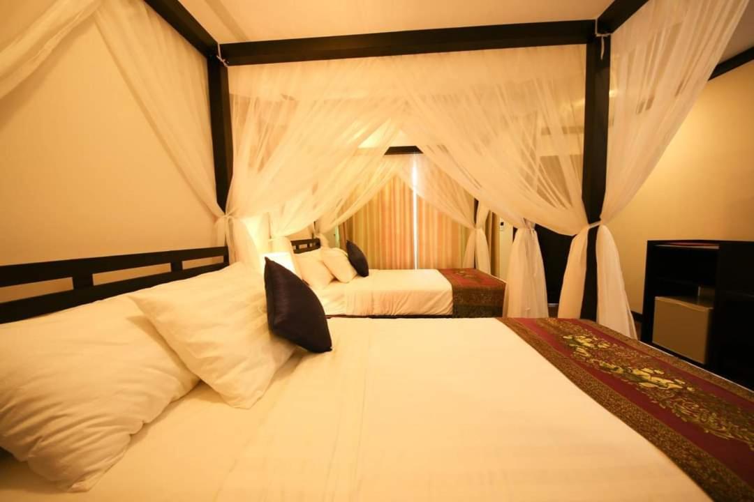 Twin Palms Resort