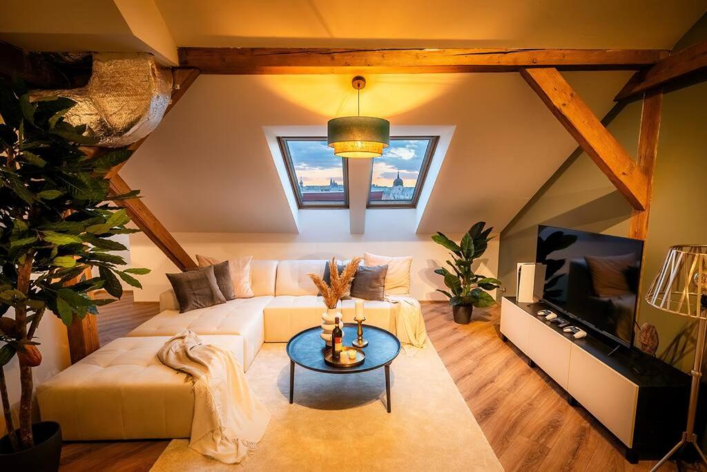 6BR Castle V!EWS A/C luxury Dolce Vita apartment