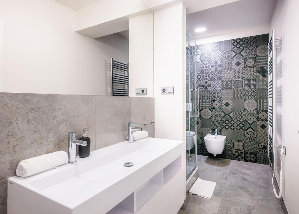6BR Castle V!EWS A/C luxury Dolce Vita apartment
