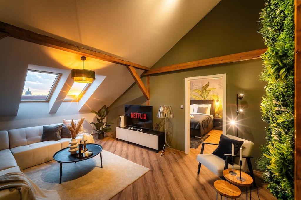 6BR Castle V!EWS A/C luxury Dolce Vita apartment