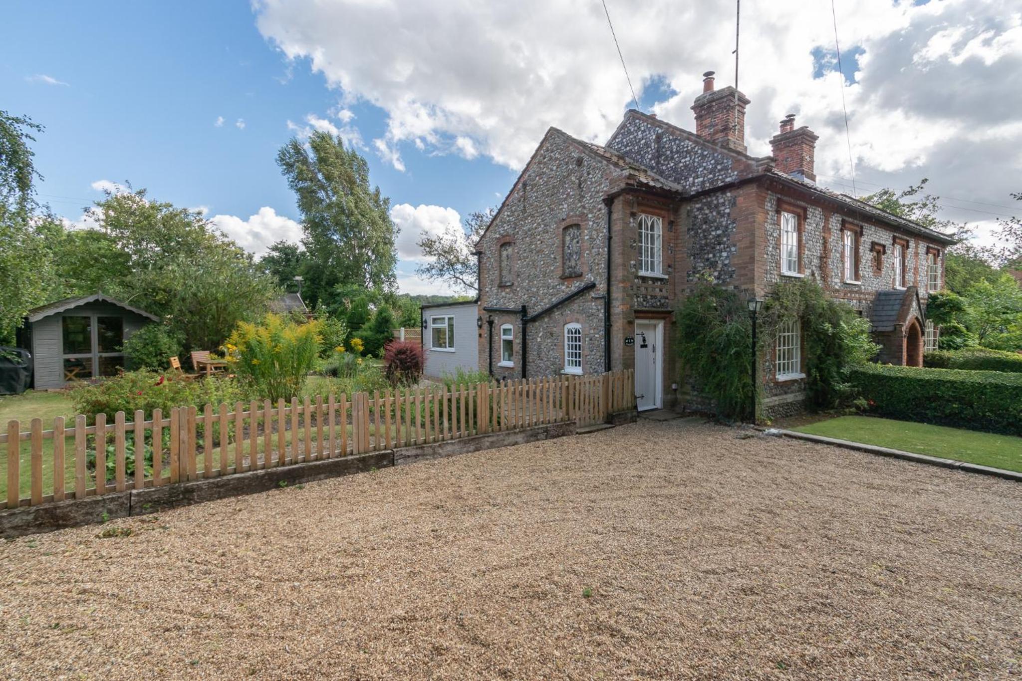 Duck Cottage - Grade II Listed cottage, village location, nr Holt