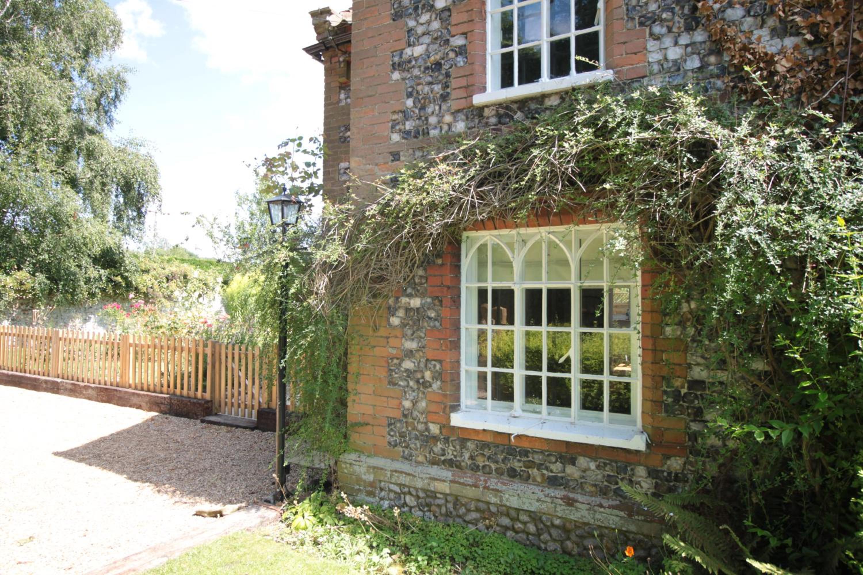 Duck Cottage - Grade II Listed cottage, village location, nr Holt