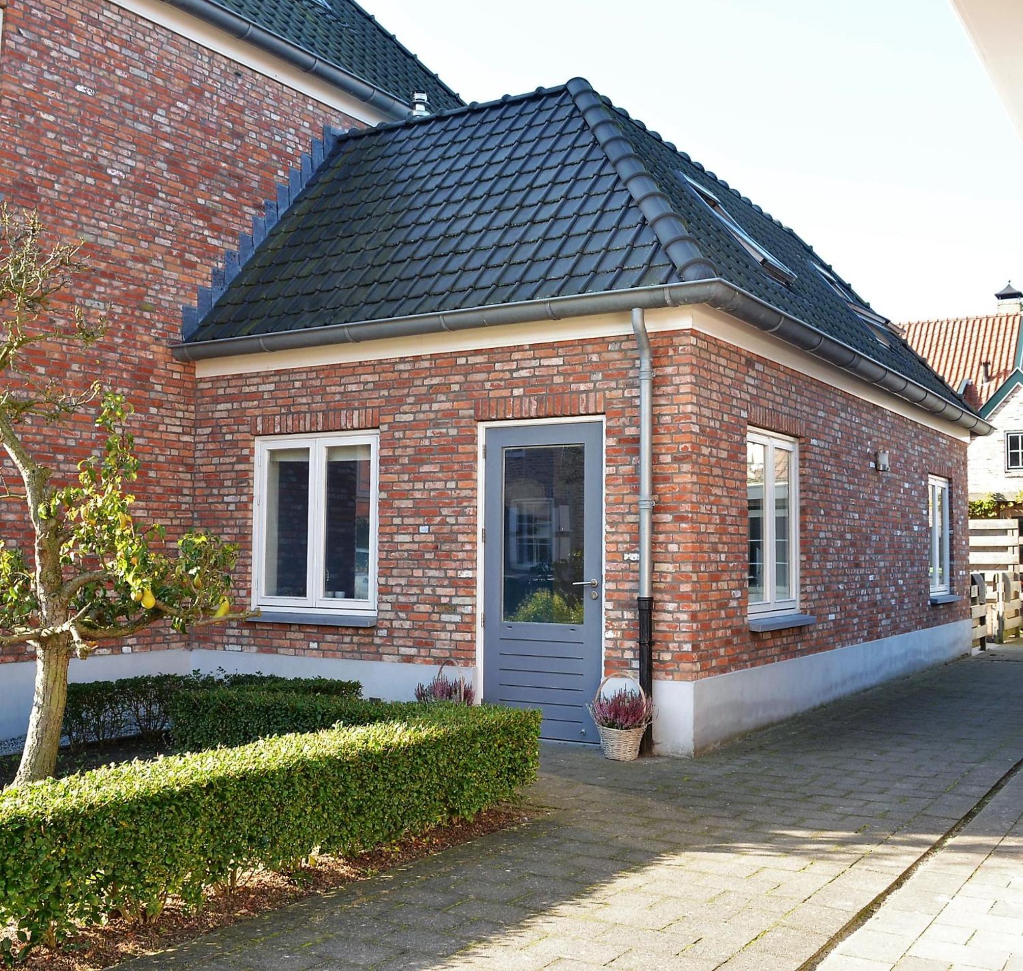DW122- Bright and sunny holiday home view 3
