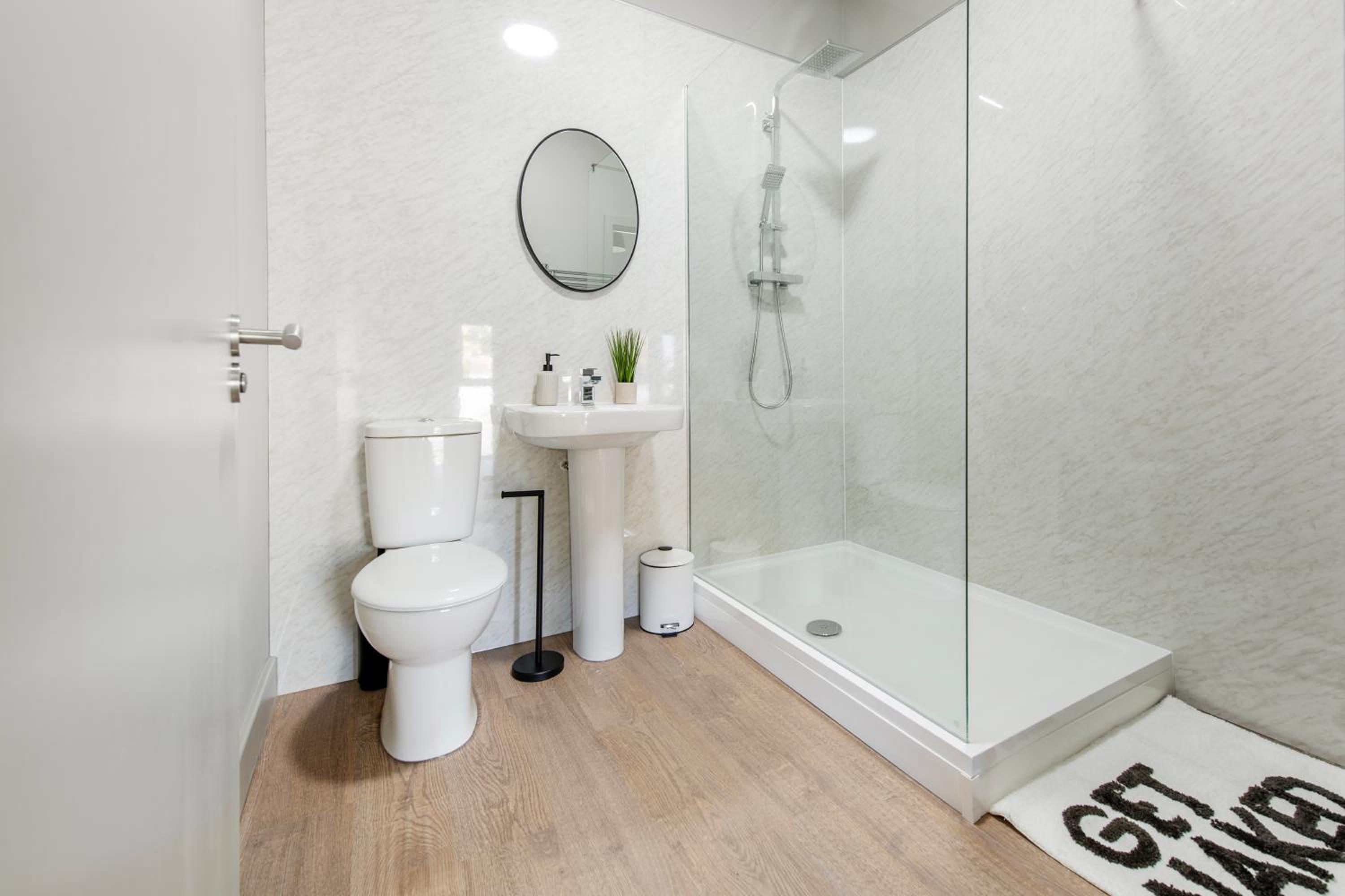 Brand New 1-Bed Flat With Free Parking view 3