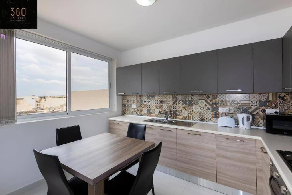 Central & Spacious Penthouse w/ 1BR + City View by 360 Estates view 4