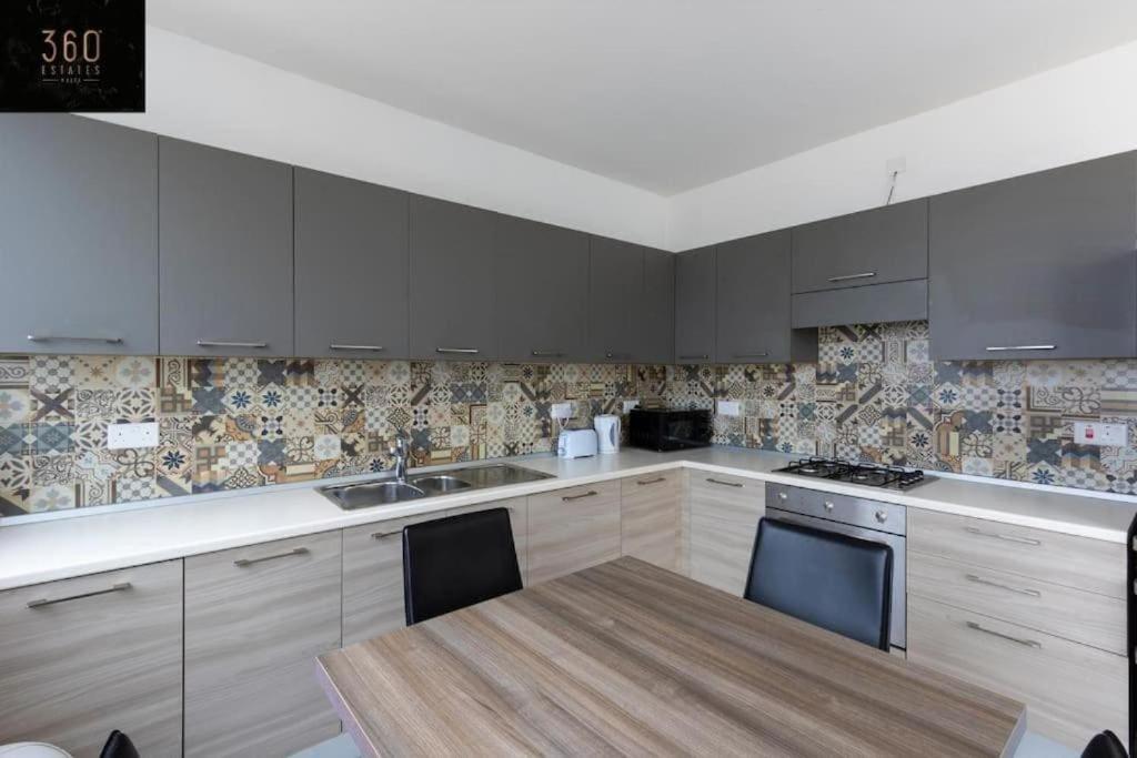 Central & Spacious Penthouse w/ 1BR + City View by 360 Estates view 2