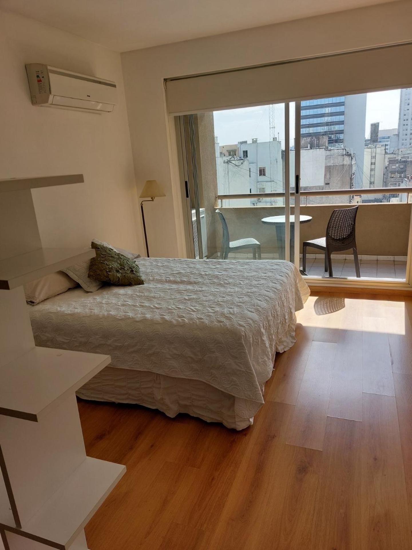 Amplio departamento, piso alto, luminoso !
