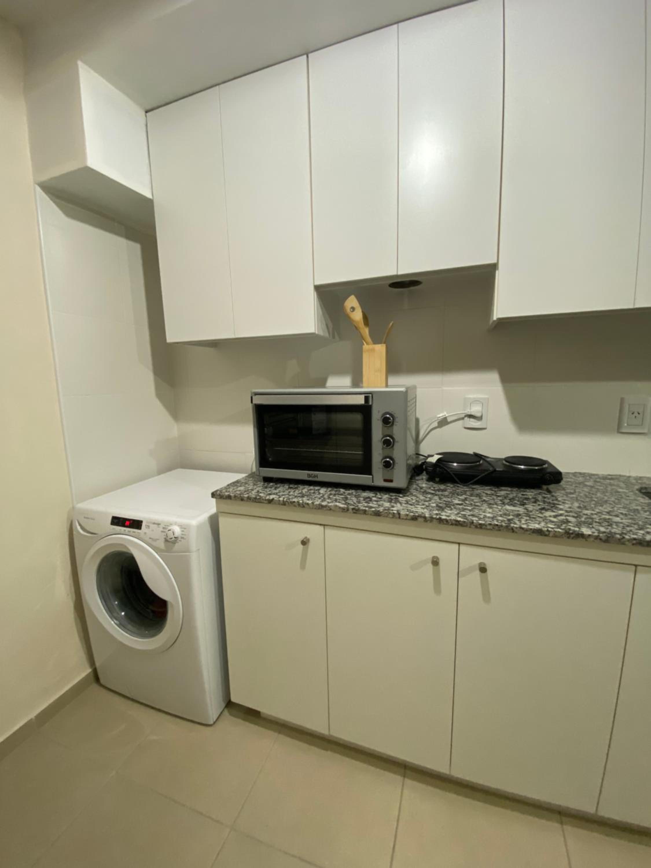 Moderno y nuevo apartamento con cochera en el centro