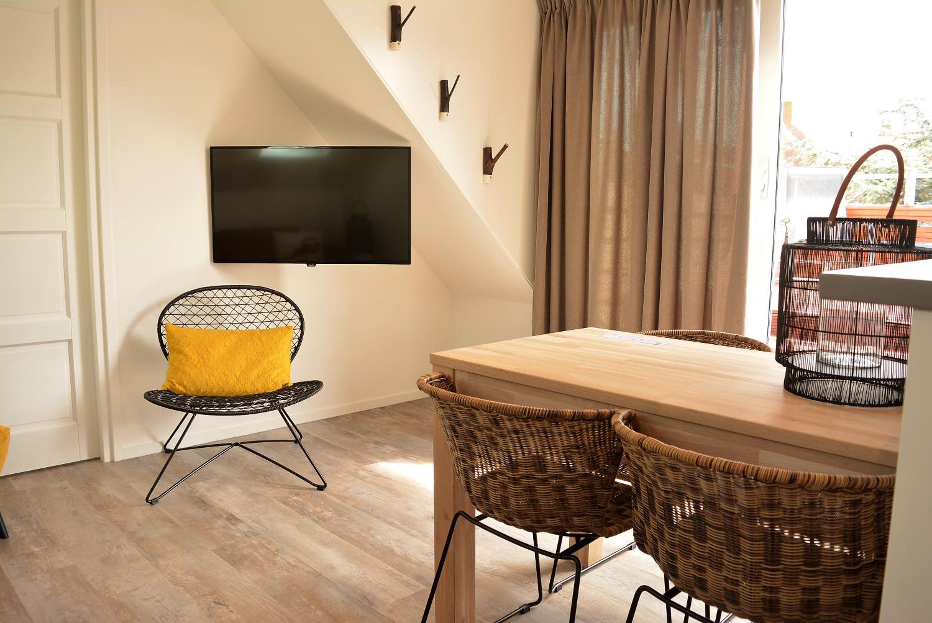 DN120 - Modern apartment with spacious roofterrace view 3