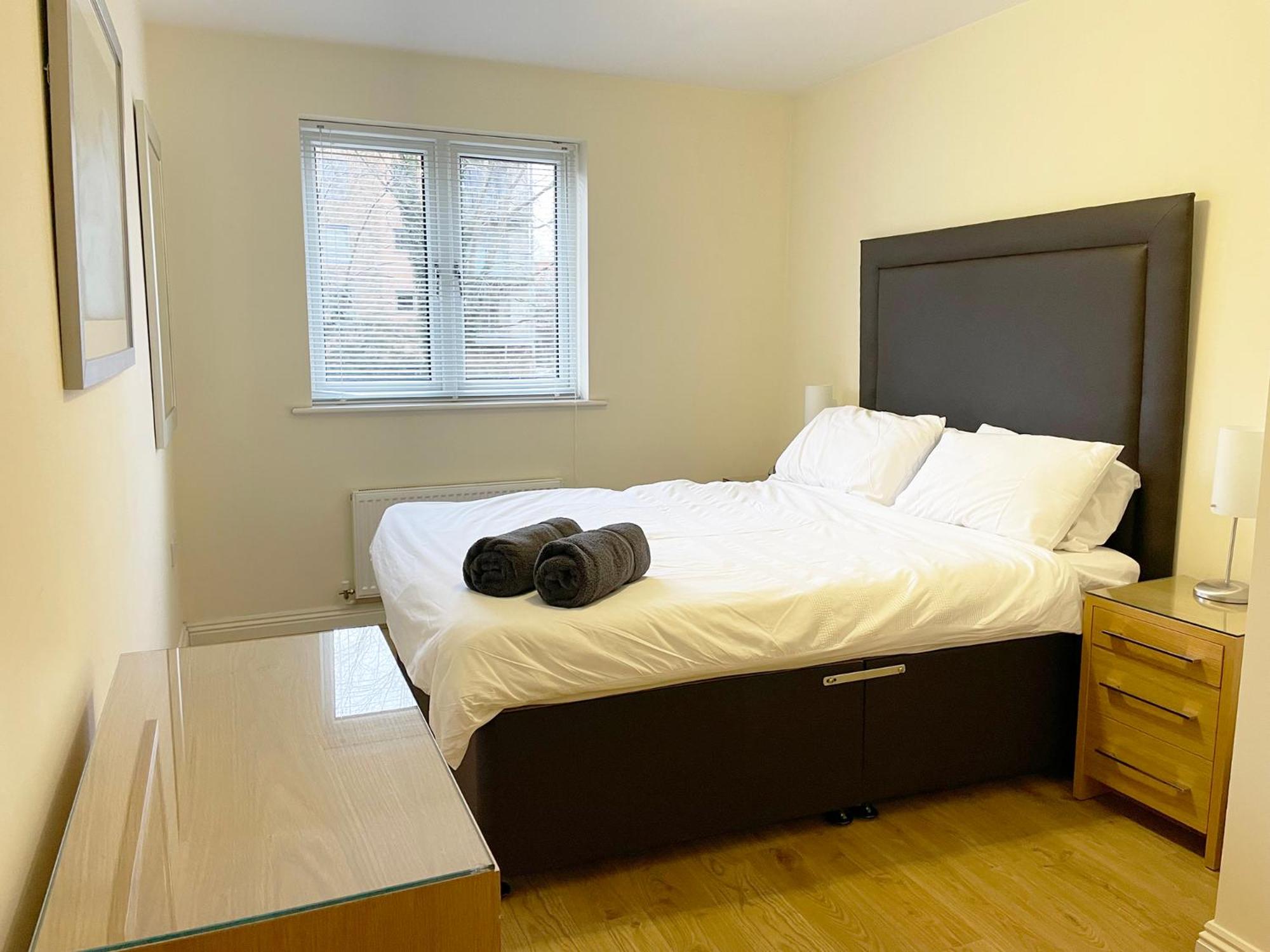 Travaal.©om - 2 Bed Serviced Apartment Farnborough view 5