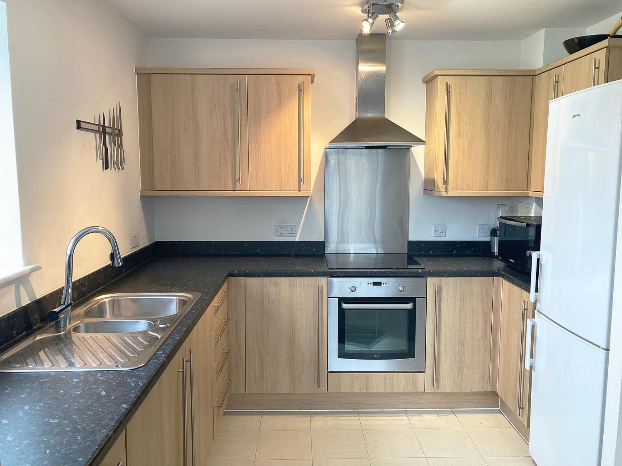 Travaal.©om - 2 Bed Serviced Apartment Farnborough view 4