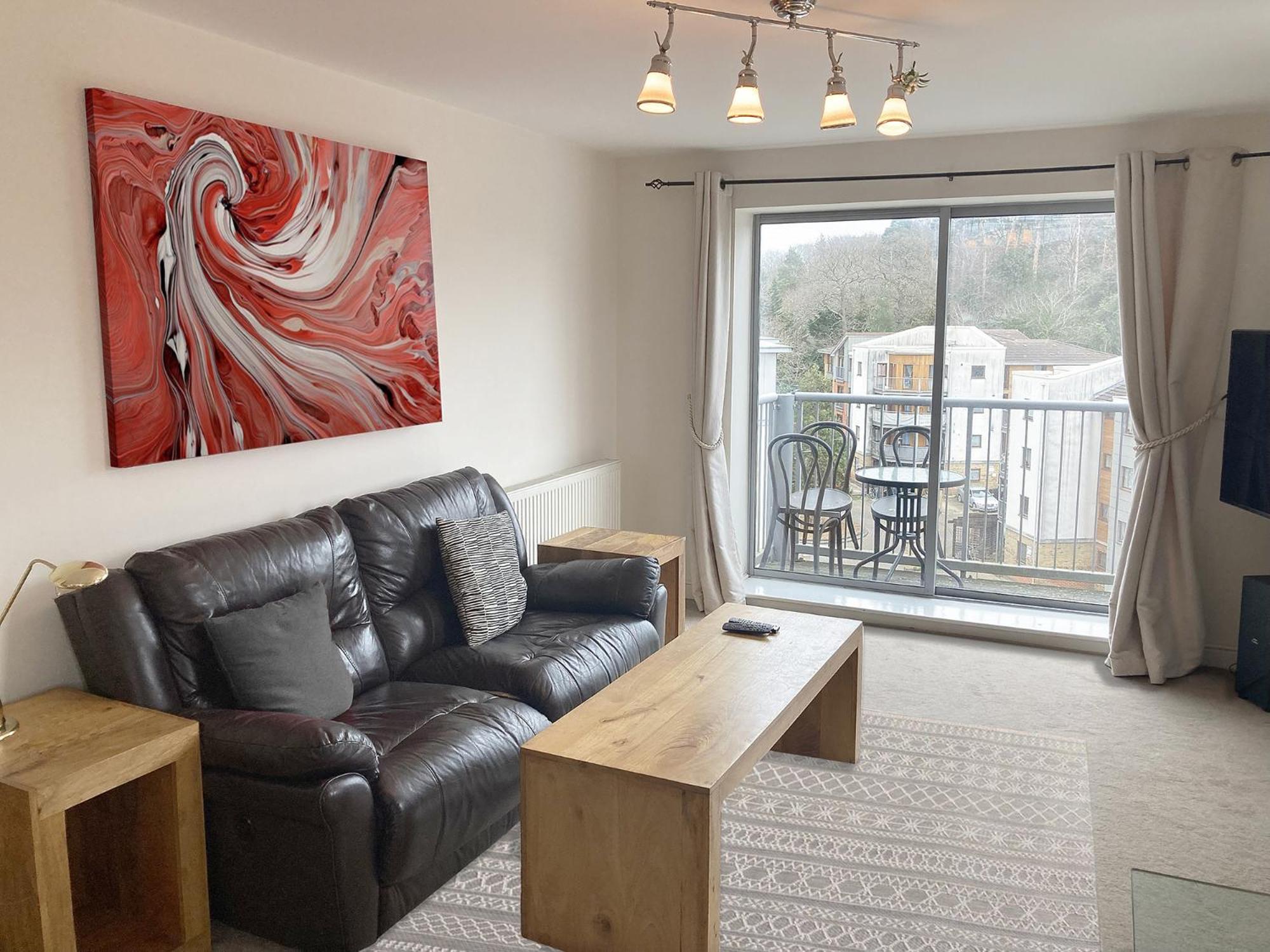 Travaal.©om - 2 Bed Serviced Apartment Farnborough view 3