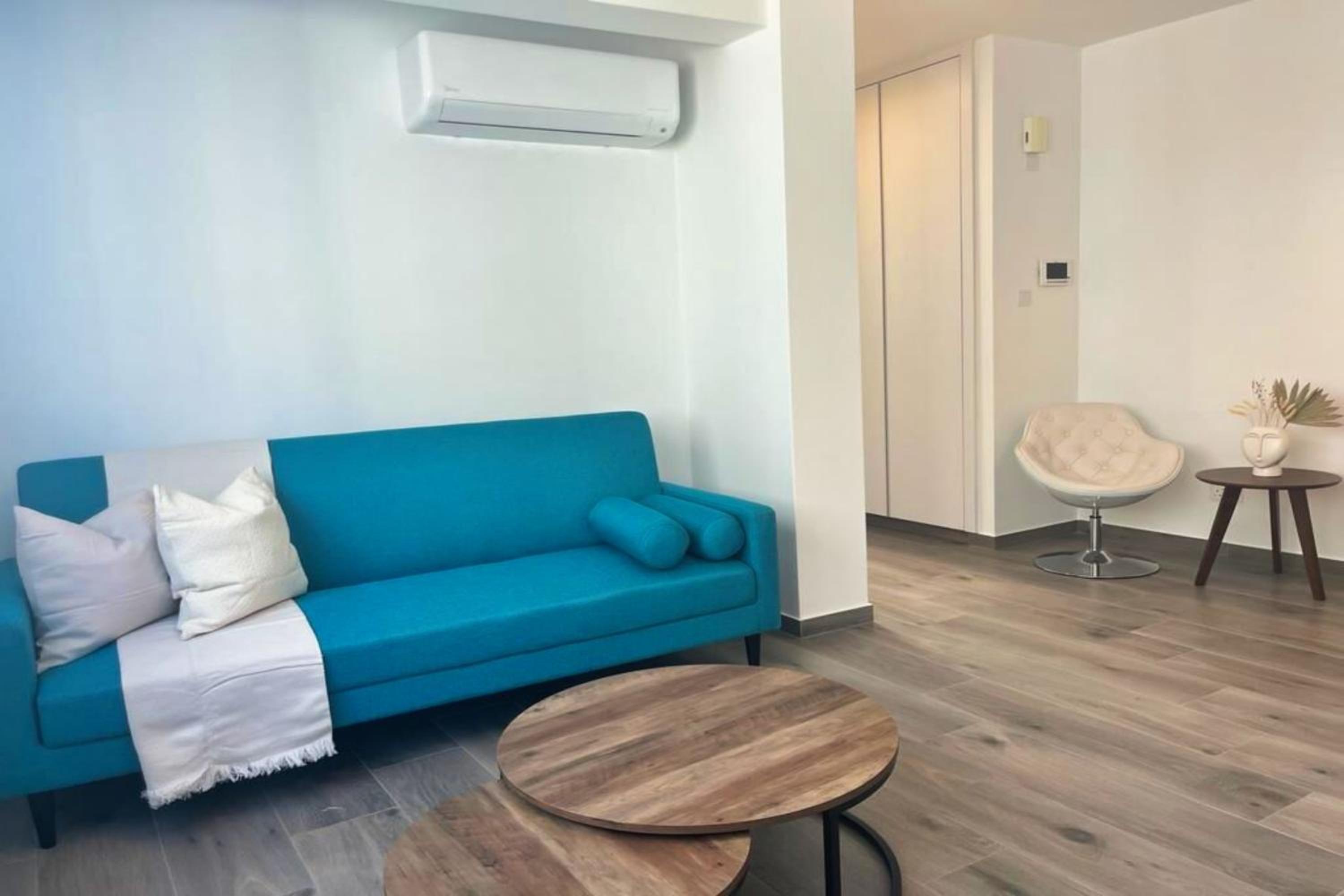 Phaedrus Living Coral Suites Ambiance
