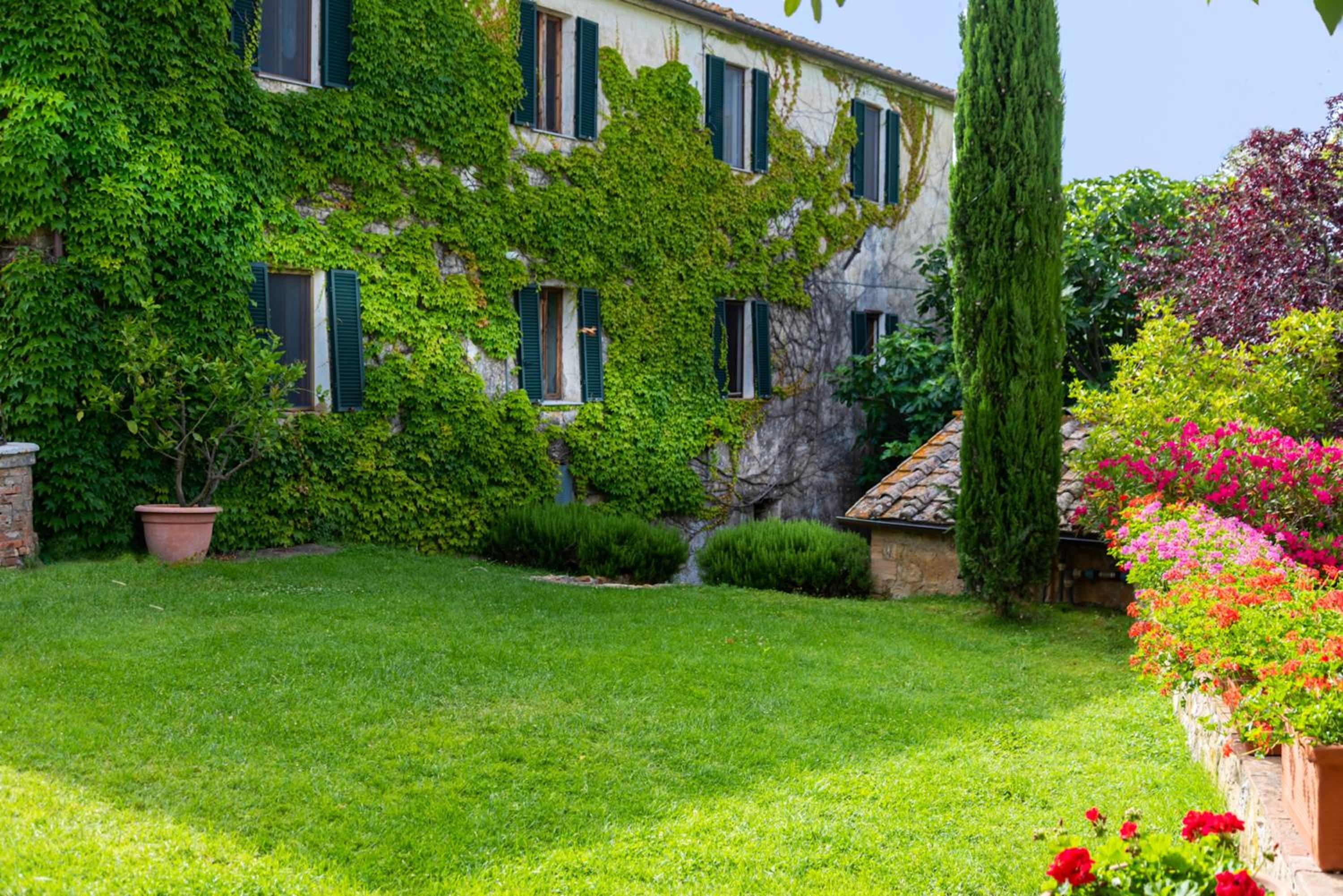 Quaint house in Murlo with shared pool