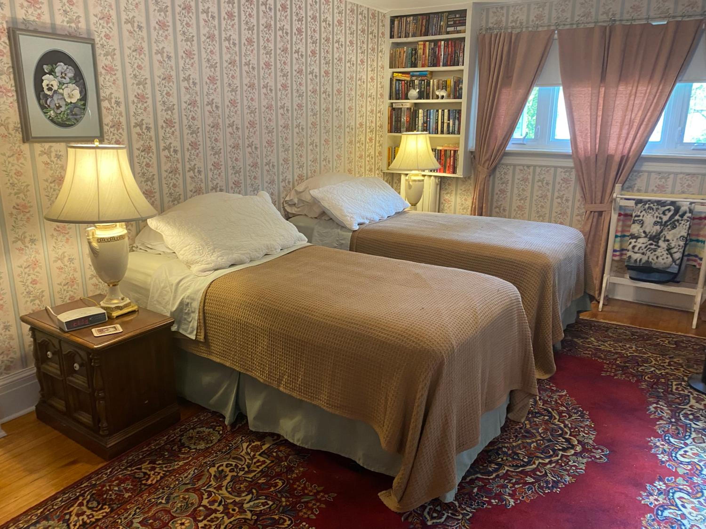 Bernard Gray Hall Bed and Breakfast - Image 2