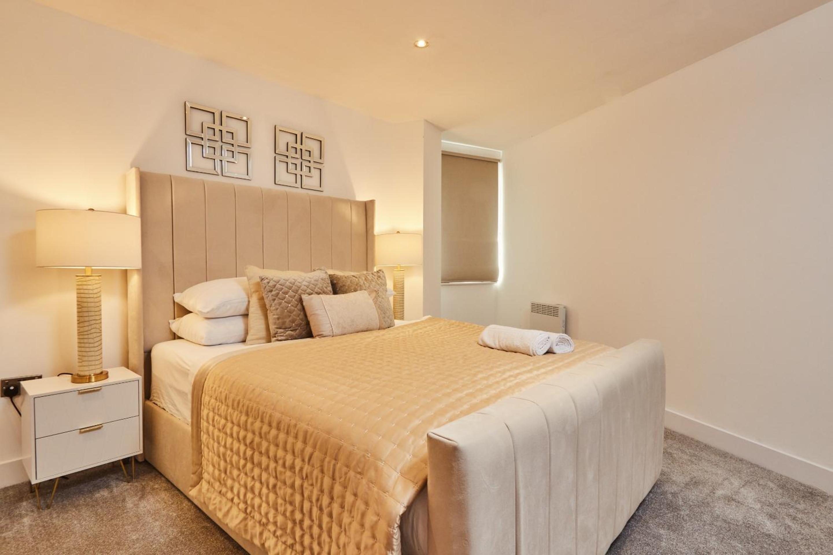 Modern Leeds Dock Apt &Free Secure Parking! view 2