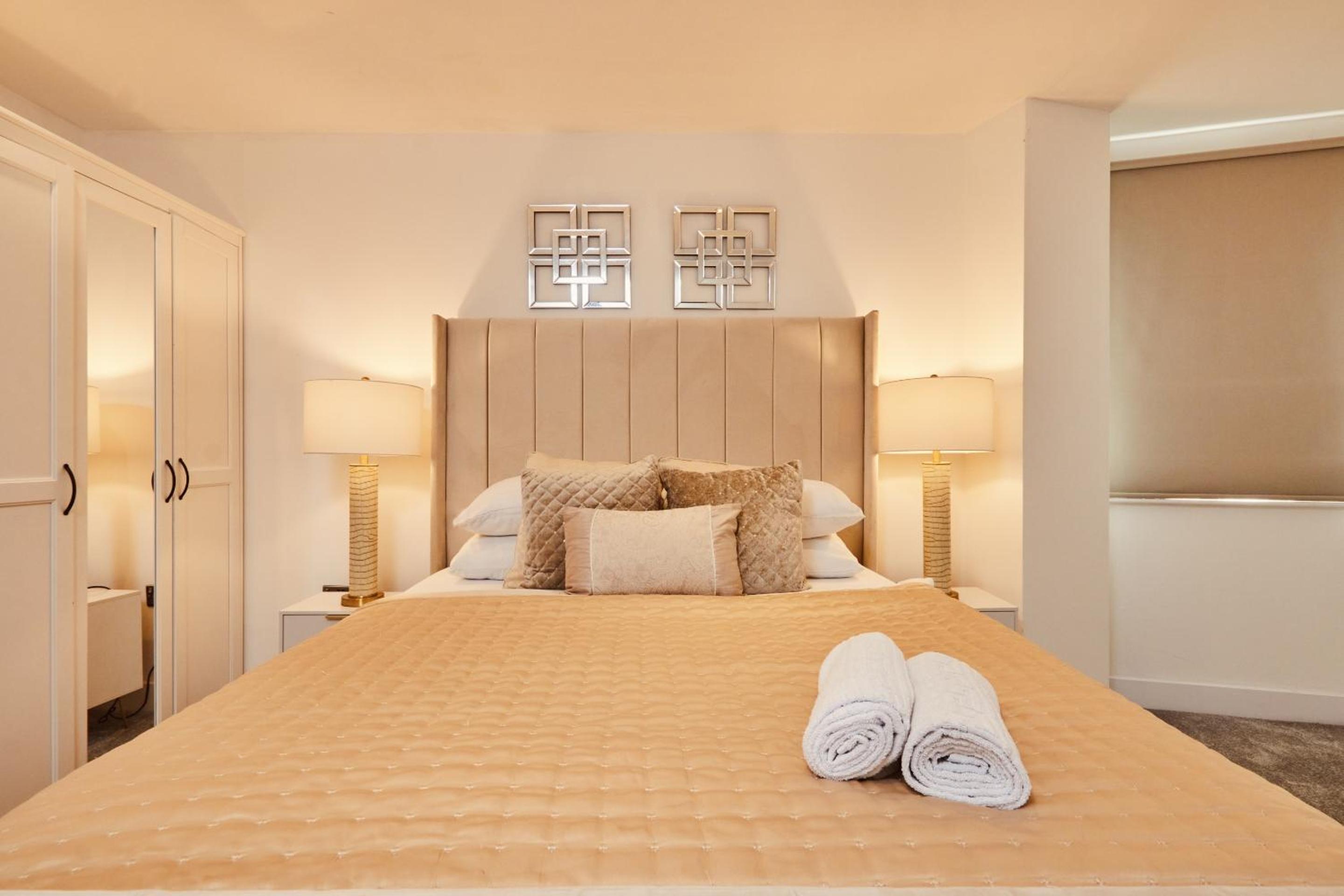 Modern Leeds Dock Apt &Free Secure Parking! view 3